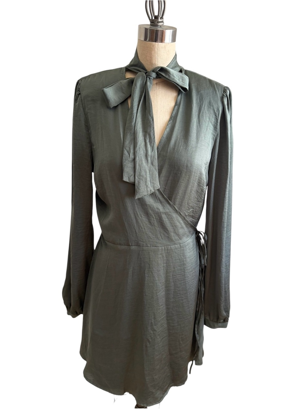 Avec Les Filles Olive Green Long Sleeve Tie-Neck Wrap Dress Size Medium